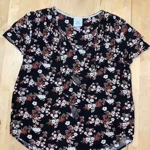 NWOT Knox Rose v-neck